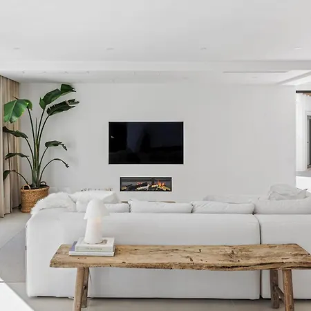 Exclusive And Elegance Seni, Pool Holiday home