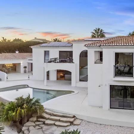 Holiday home Exclusive And Elegance Seni, Pool