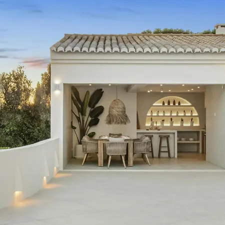 Exclusive And Elegance Seni, Pool Holiday home *
